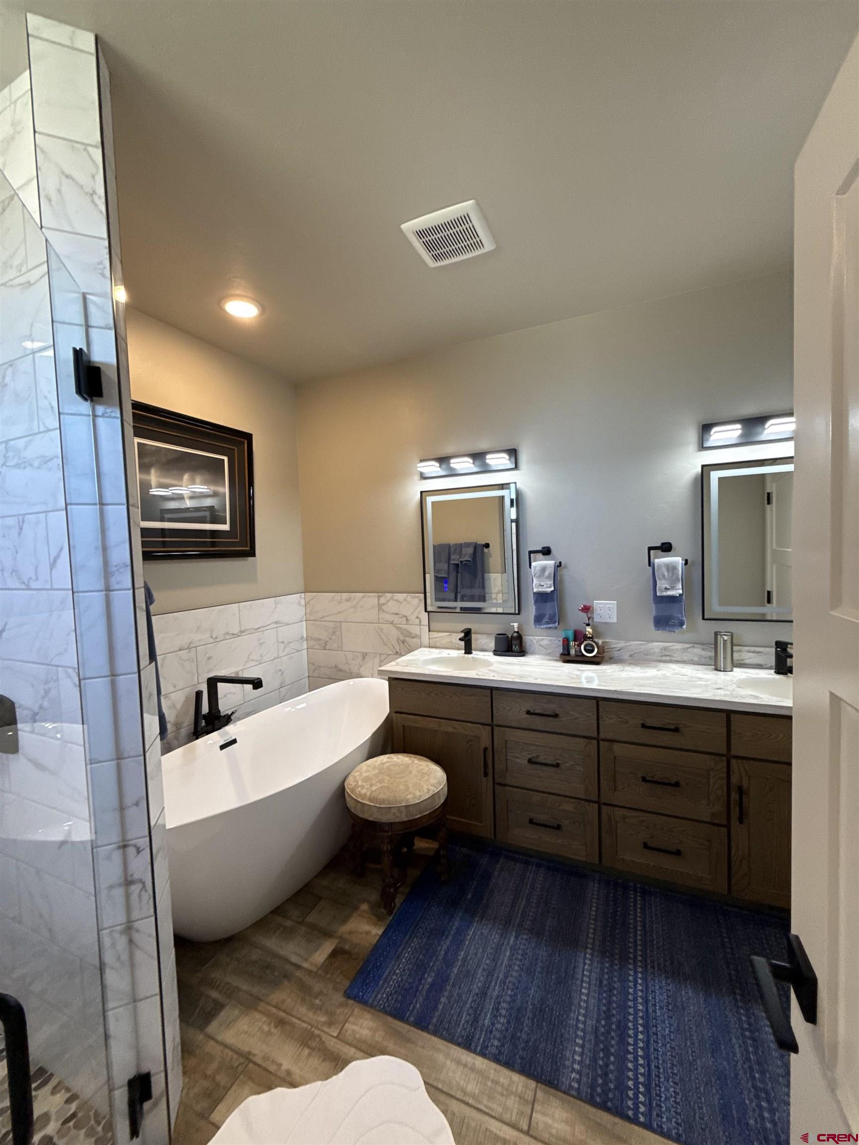 11266 5880 Road Montrose, CO 81403 - Photo 33 of 43 a bathroom with a toilet a sink a tub and a mirror