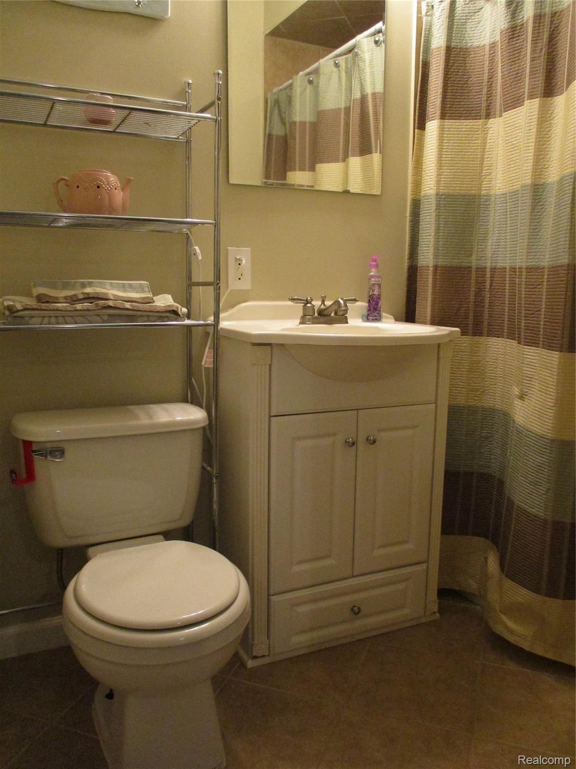 19215 Inkster Road Livonia, MI 48152 - Photo 28 of 43 MASTER FULL BATH