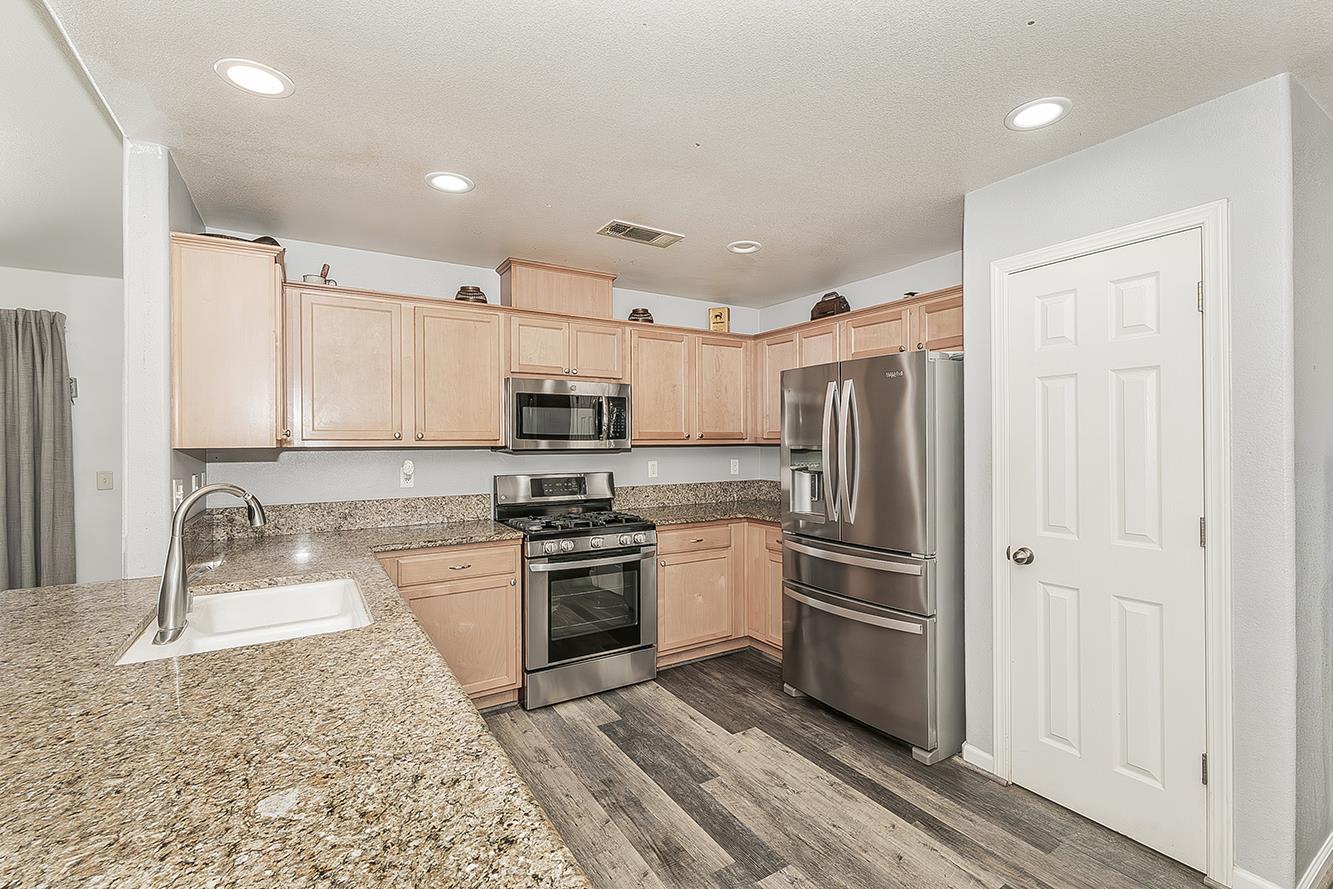 180 East Carpenter Avenue Reedley, CA 93654 - Photo 9 of 40