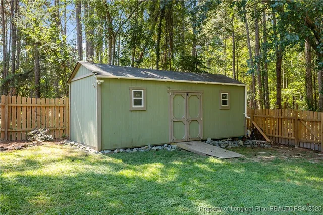 a view of a backyard