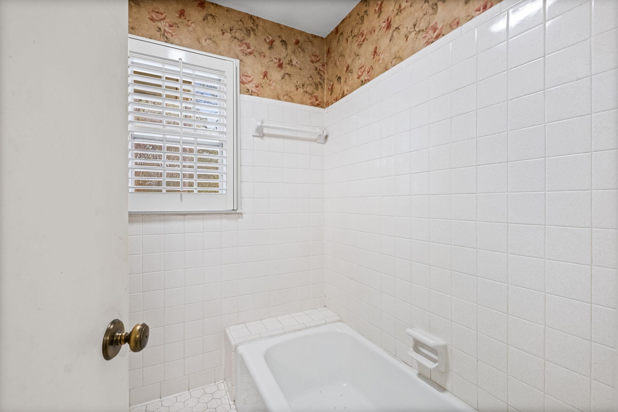 2432 Hawkhurst Street Memphis, TN 38119 - Photo 21 of 31 a bathroom with a bathtub