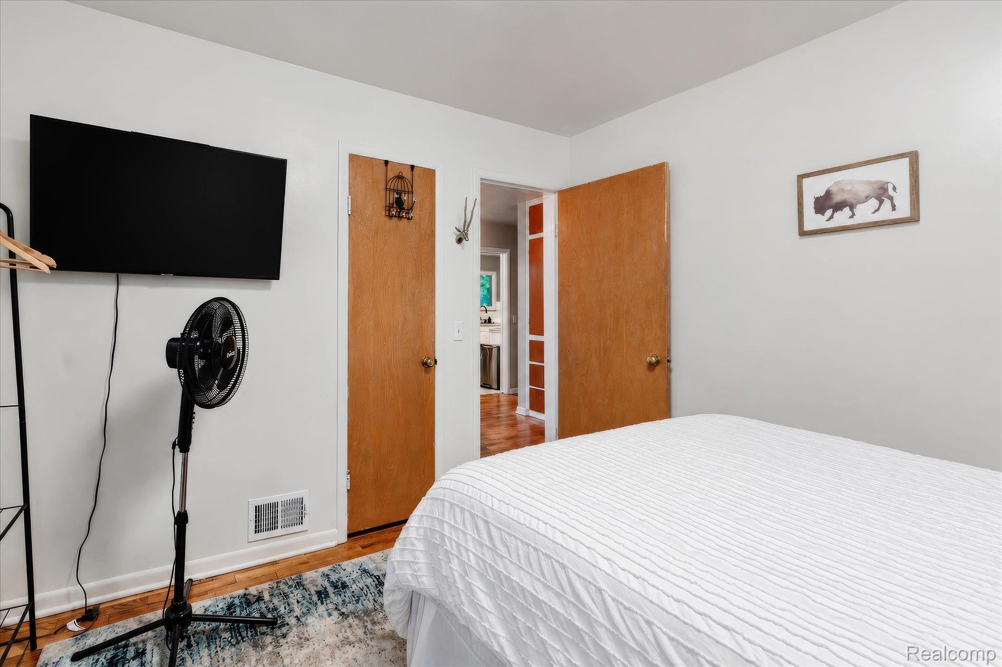 4499 South Linden Road Flint, MI 48507 - Photo 22 of 32 Wood-finish flooring with light-toned walls