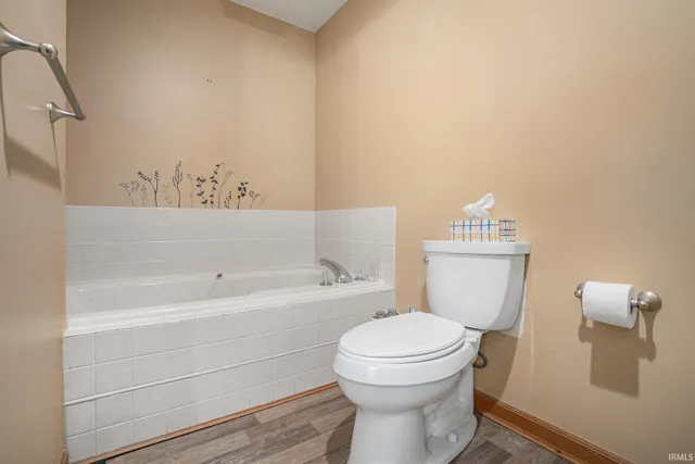 $325,000 | 58656 Baugo Crossing, Elkhart, IN 46517