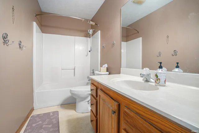 $325,000 | 58656 Baugo Crossing, Elkhart, IN 46517