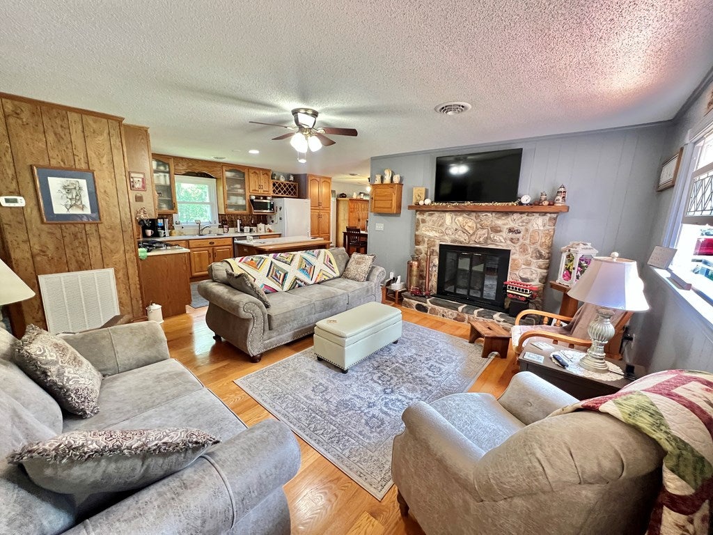 1095 Kanawha Ridge Road Dugspur, VA 24325 - Photo 17 of 59 Gallery Image 17