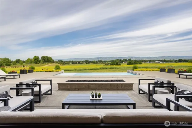 a view of sitting area with furniture and city view