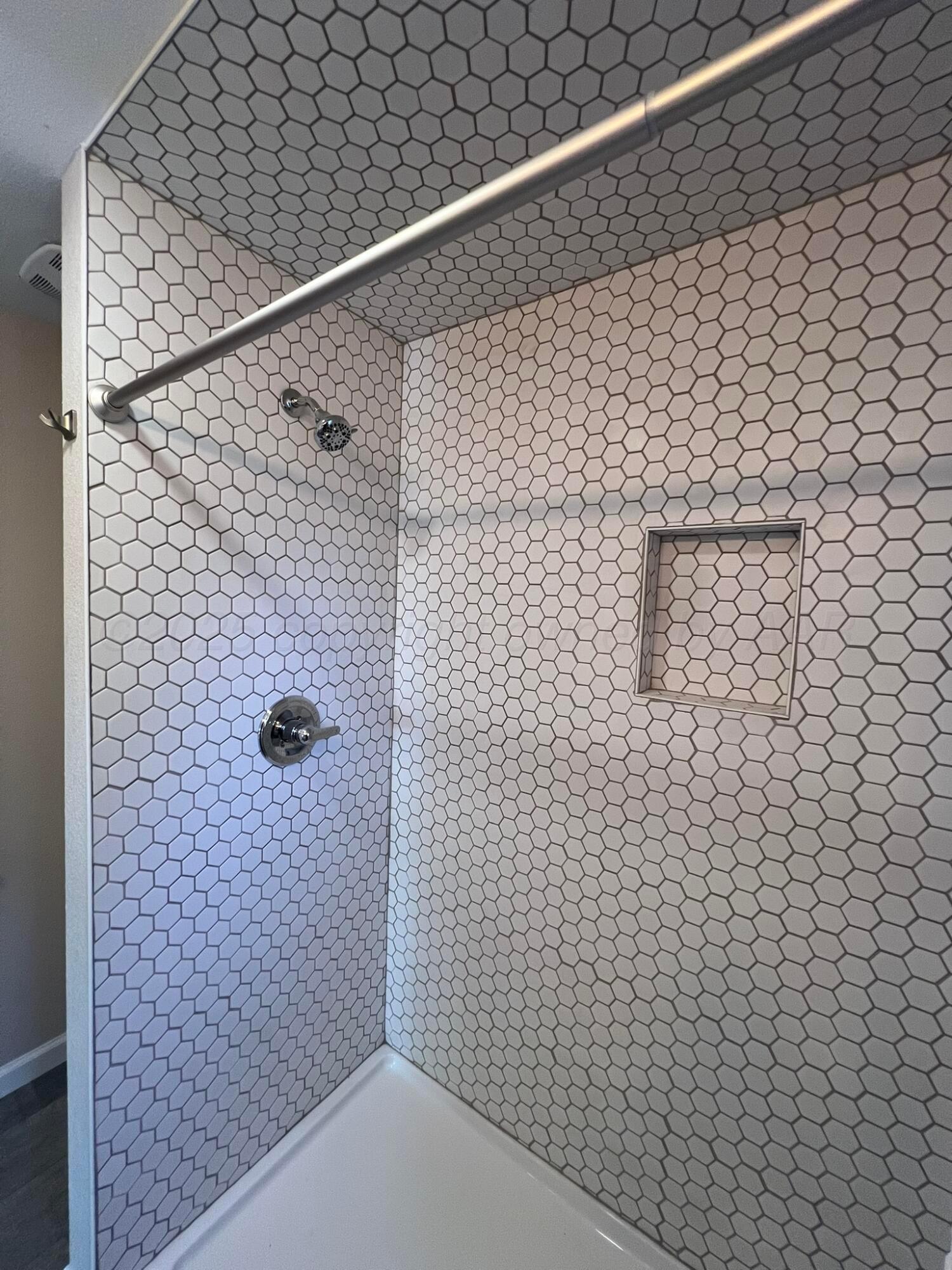 817 South 6th Street Memphis, TX 79245 - Photo 24 of 43 a bathroom with a shower