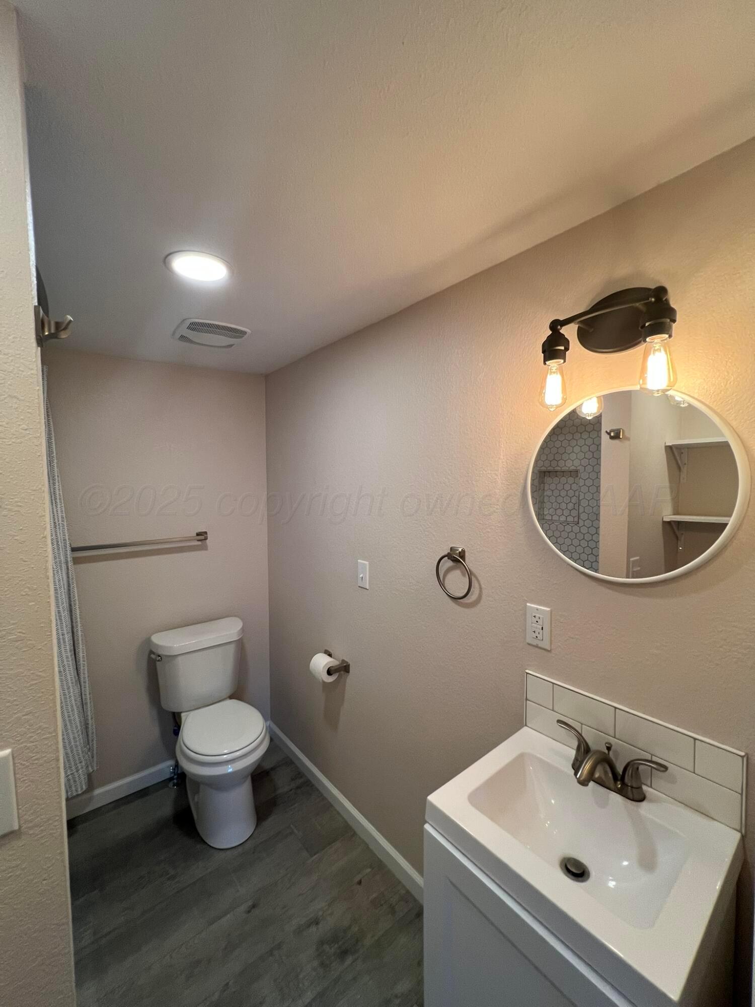 817 South 6th Street Memphis, TX 79245 - Photo 28 of 43 a bathroom with a sink and a toilet