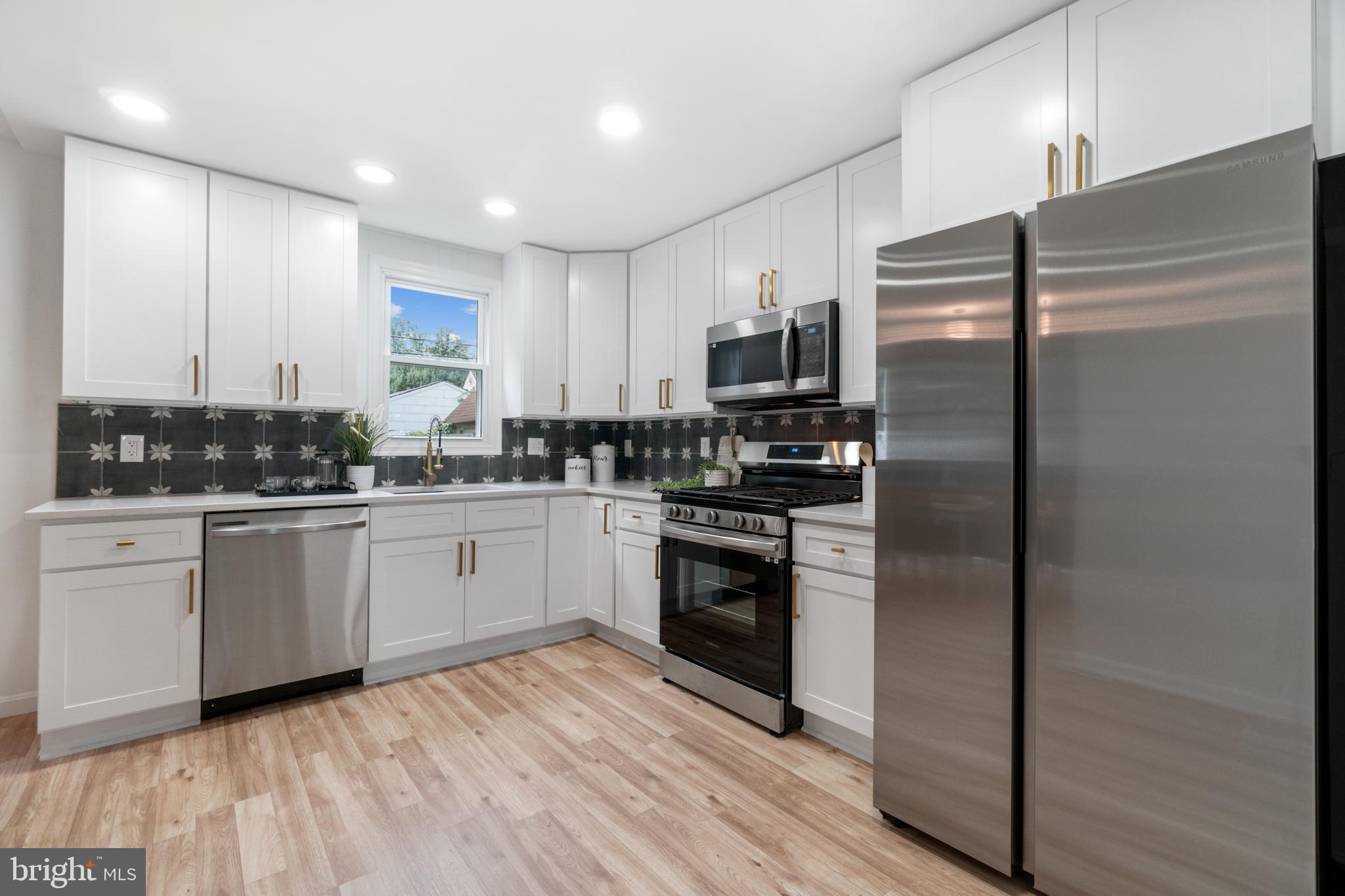 8117 Cornwall Road Dundalk, MD 21222 - Photo 10 of 40 Upgraded SS Appliances