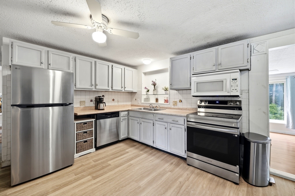 346 Newhouse Street Springfield, MA 01118 - Photo 4 of 27