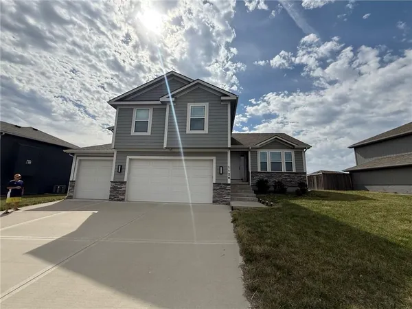 $385,000 | 1126 North Holland Drive, Independence, MO 64056