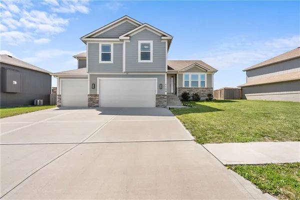 $385,000 | 1126 North Holland Drive, Independence, MO 64056
