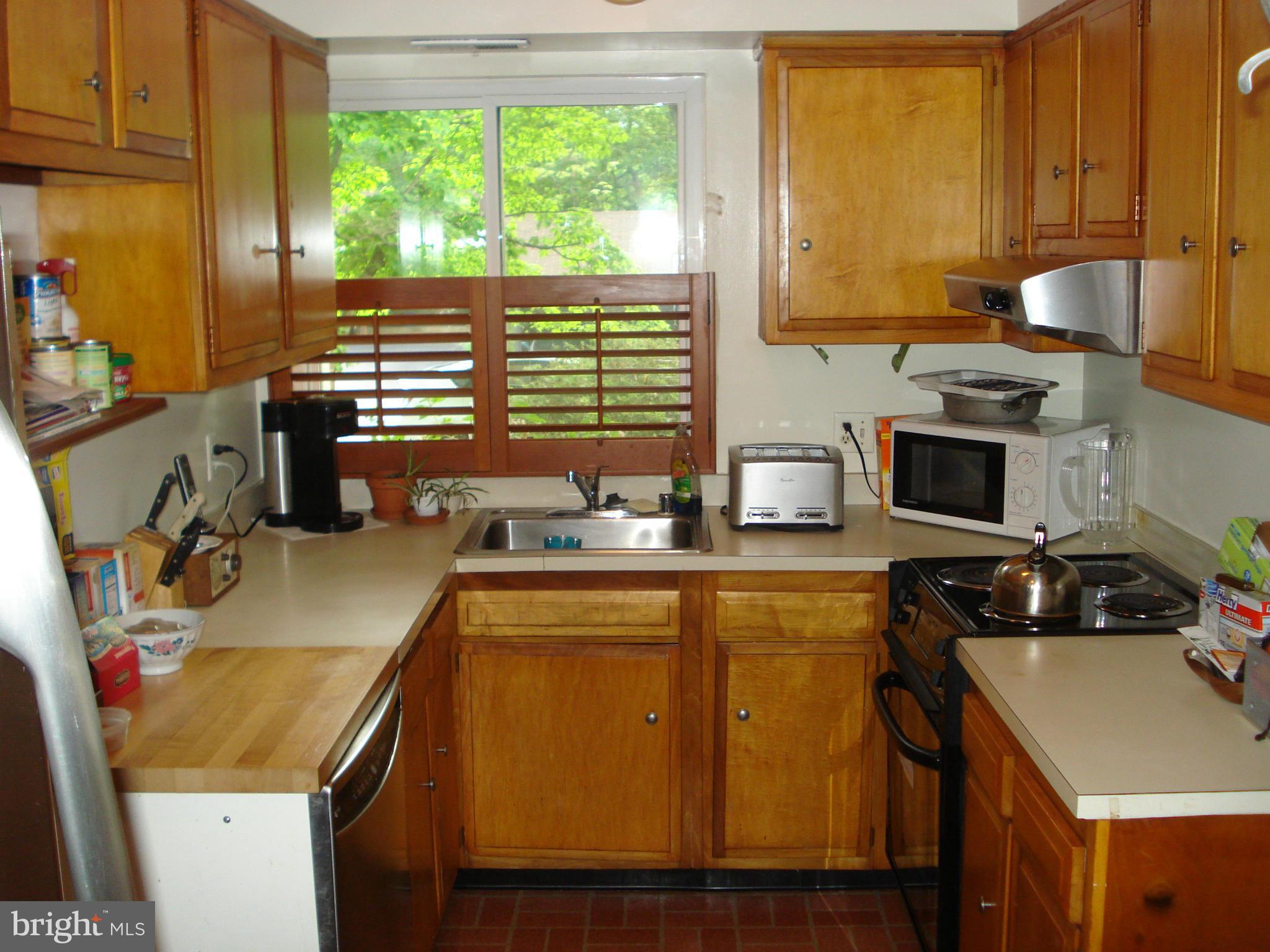 1719 Wainwright Drive Reston, VA 20190 - Photo 7 of 30 Kitchen