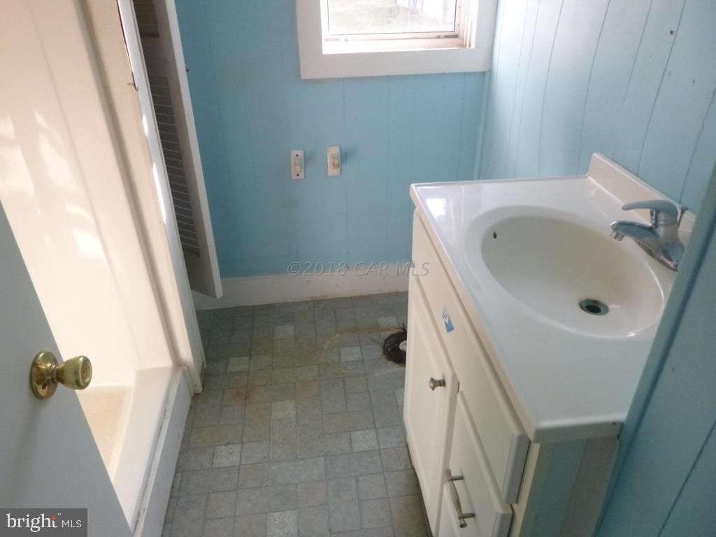 320 Cherry Way Salisbury, MD 21804 - Photo 6 of 9 a bathroom with a sink and a tub