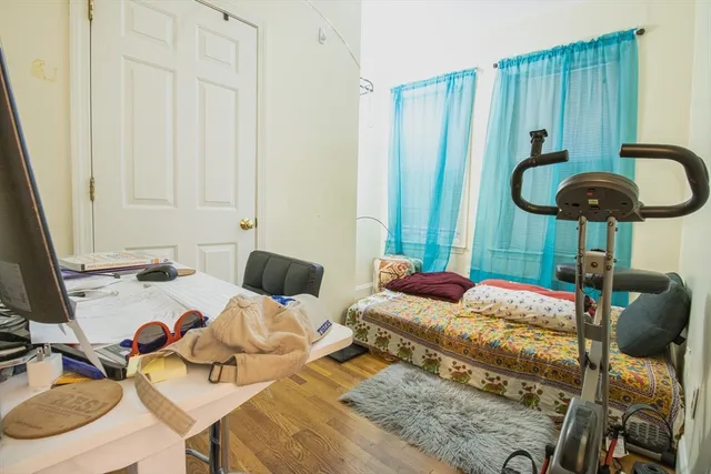 a bedroom with bed and a a mirror