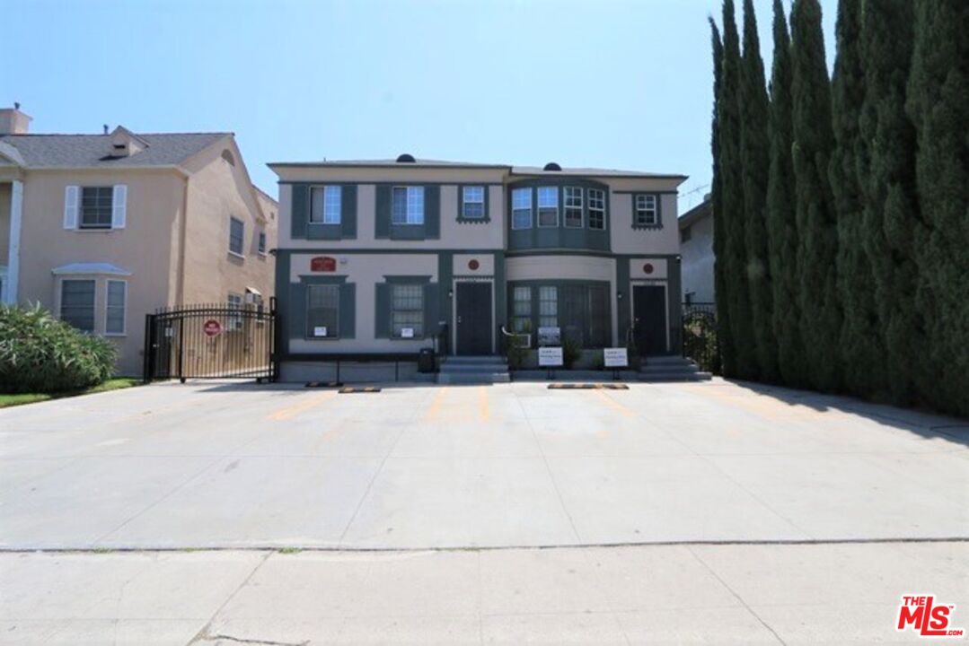 1022 South Norton Avenue, Unit C Los Angeles, CA 90019 - Photo 37 of 43 a view of a building with a street