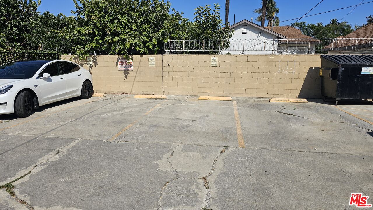 1022 South Norton Avenue, Unit C Los Angeles, CA 90019 - Photo 42 of 43 a view of a terrace