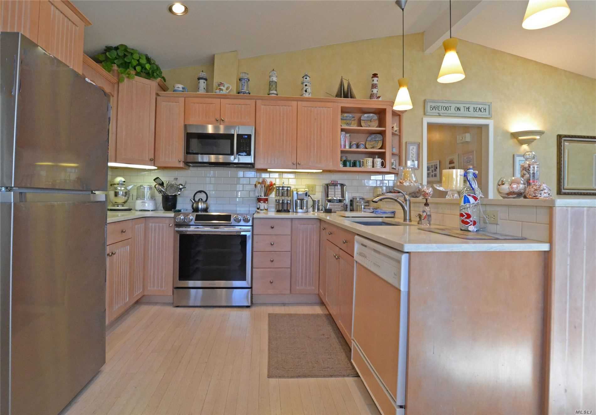 19 Middle Road Hampton Bays, NY 11946 - Photo 12 of 28 Gallery Image 12