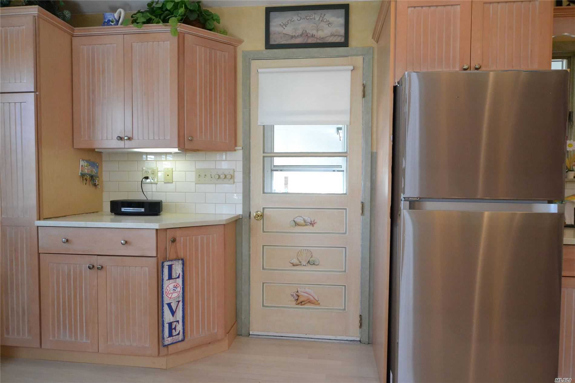 19 Middle Road Hampton Bays, NY 11946 - Photo 15 of 28 Gallery Image 15