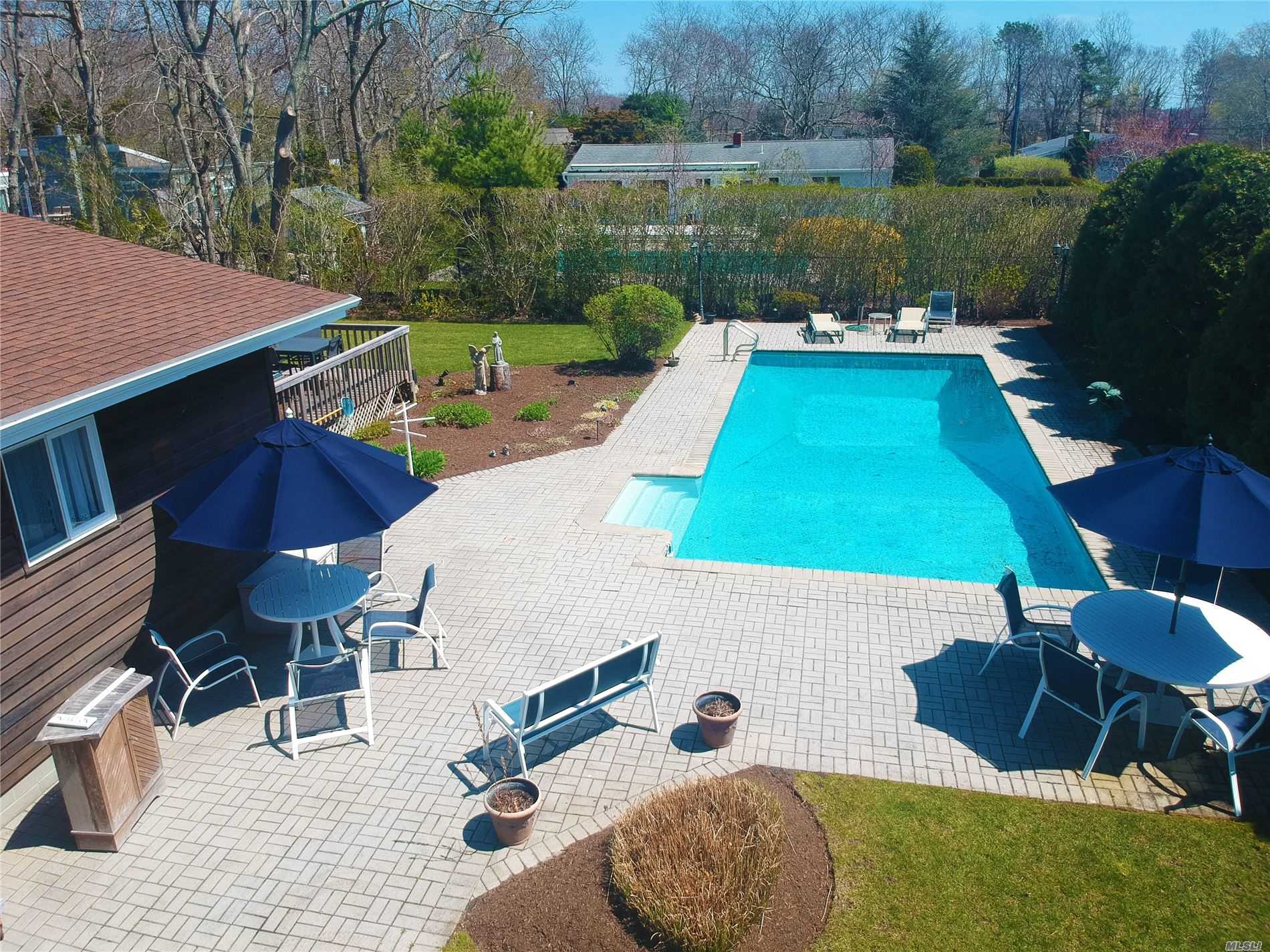 19 Middle Road Hampton Bays, NY 11946 - Photo 6 of 28 Gallery Image 6