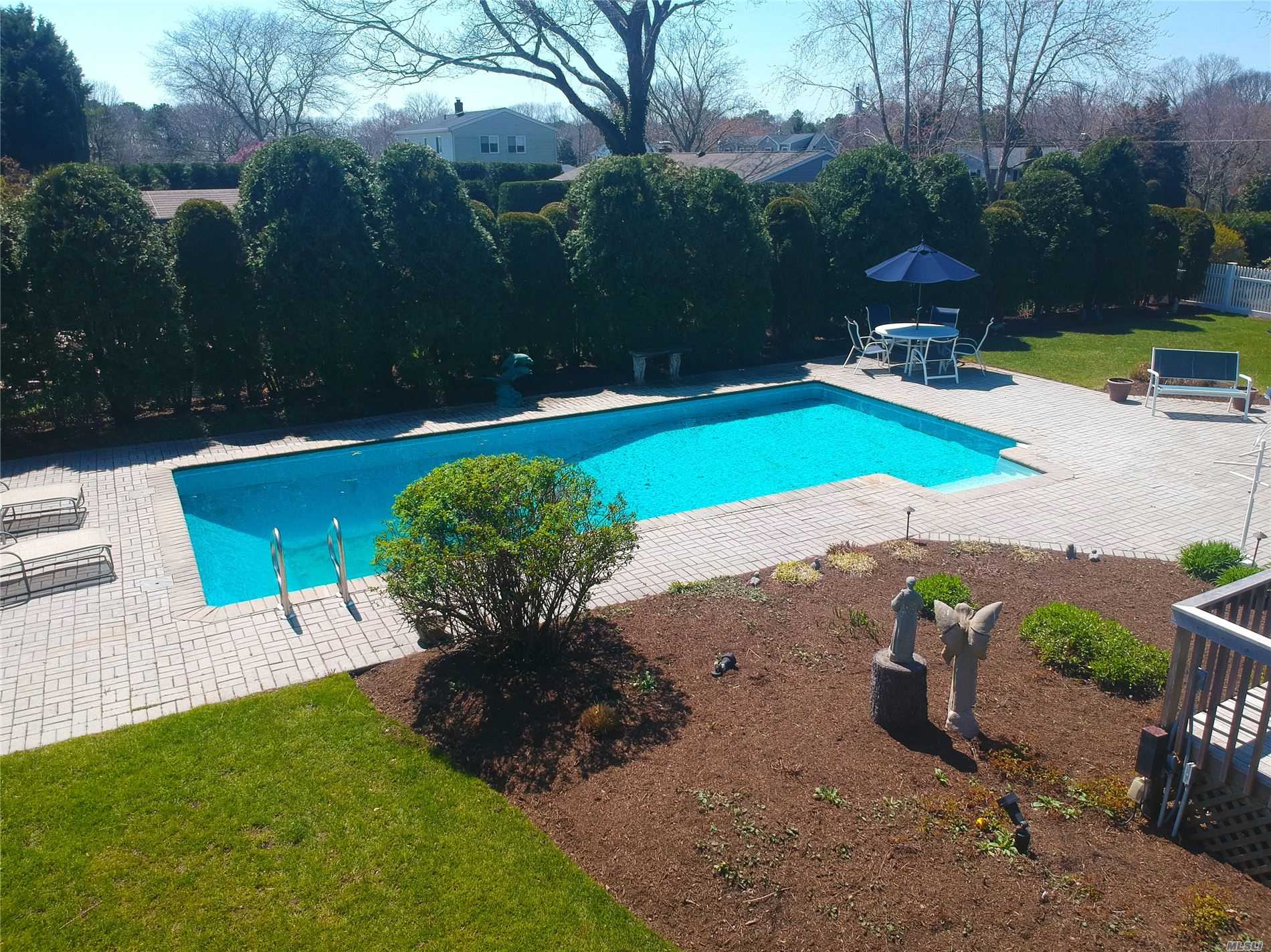 19 Middle Road Hampton Bays, NY 11946 - Photo 8 of 28 Gallery Image 8