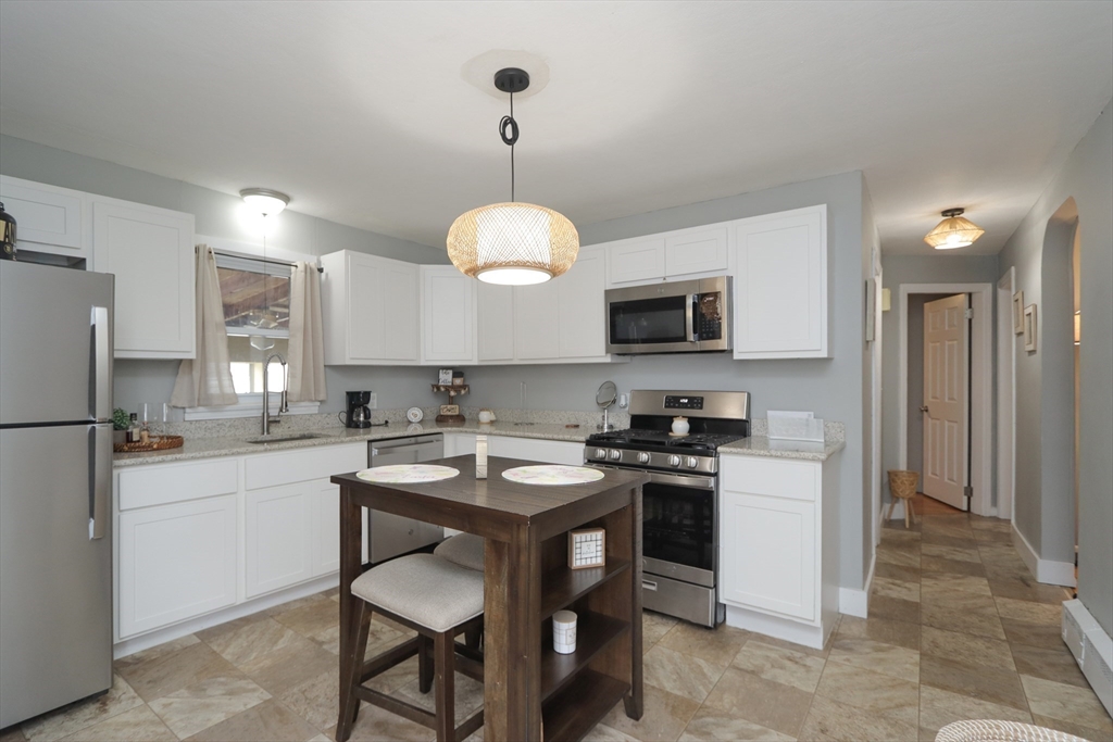 140 Eddy Street Springfield, MA 01104 - Photo 3 of 34