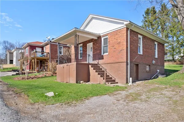 a view of a house with a yard