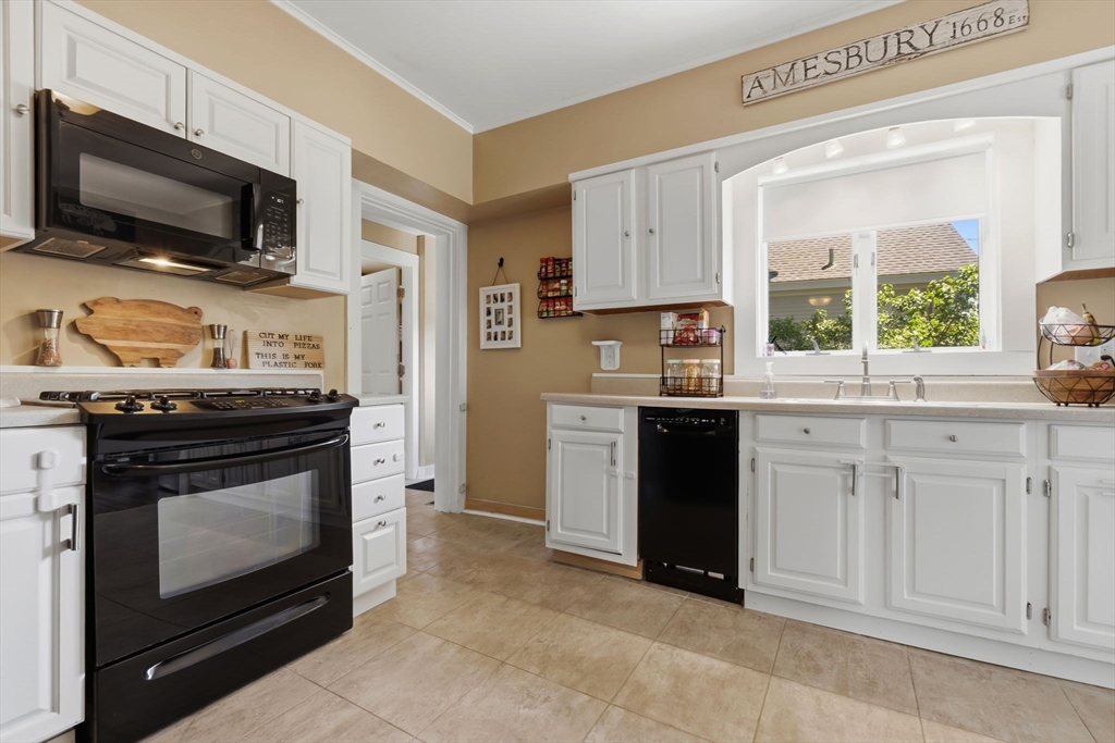 47 Whitehall Road Amesbury, MA 01913 - Photo 9 of 36