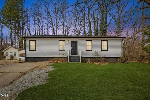 a view of a house with backyard