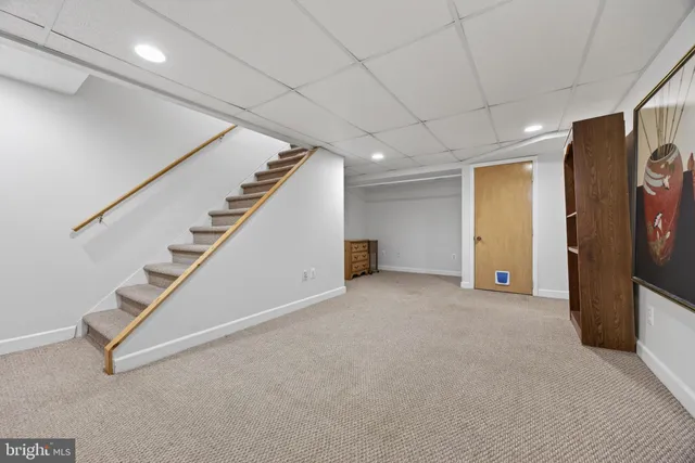 a view of a livingroom with closet