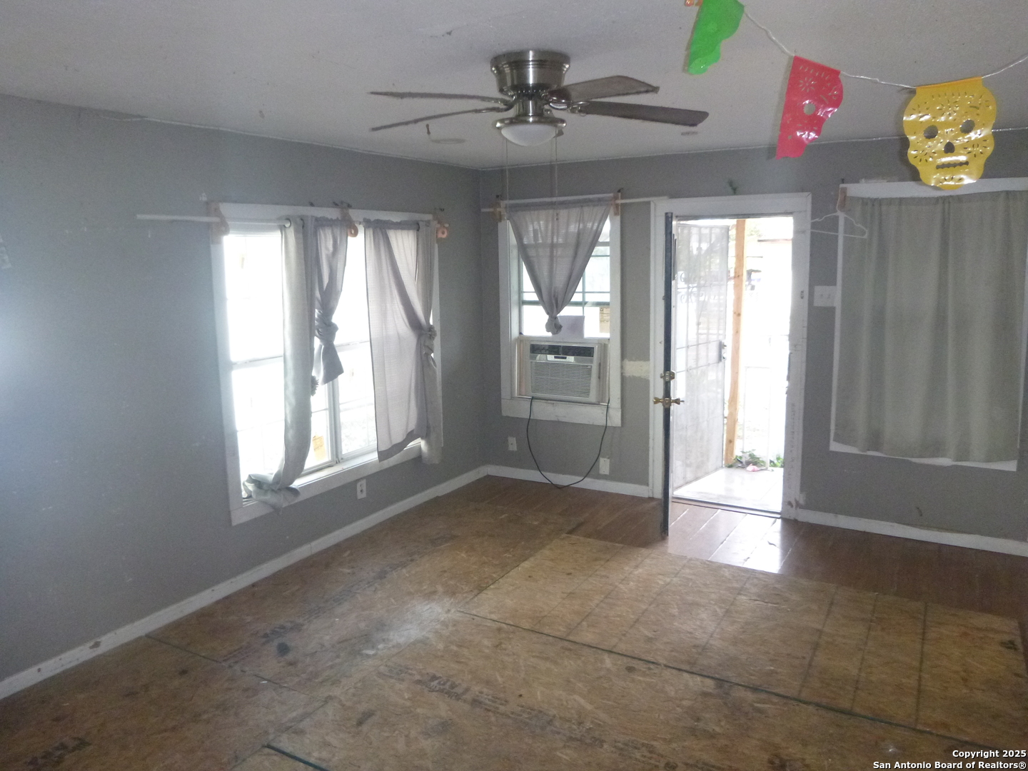 819 North Hamilton Avenue San Antonio, TX 78207 - Photo 4 of 8 a view of an empty room with a window
