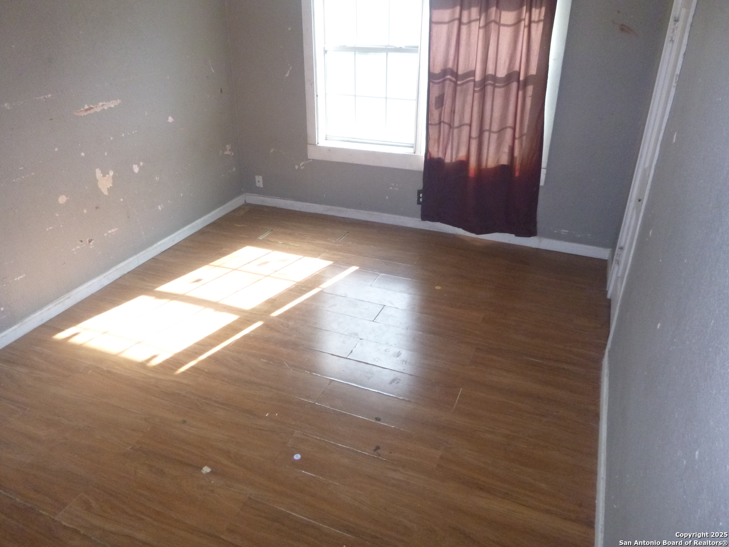 819 North Hamilton Avenue San Antonio, TX 78207 - Photo 5 of 8 an empty room with wooden floor and windows