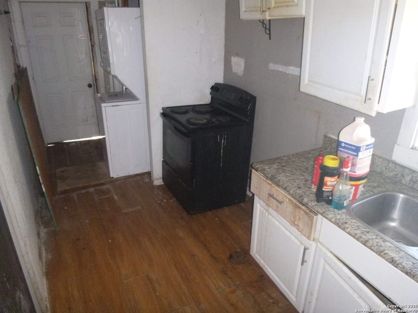 819 North Hamilton Avenue San Antonio, TX 78207 - Photo 6 of 8 a kitchen with granite countertop a refrigerator and a sink