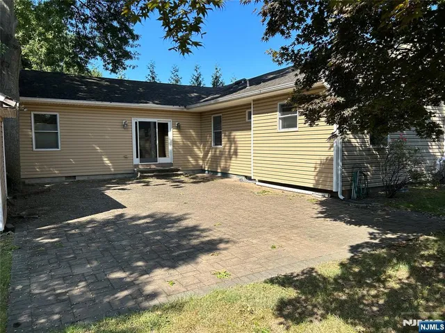 a view of a house with backyard