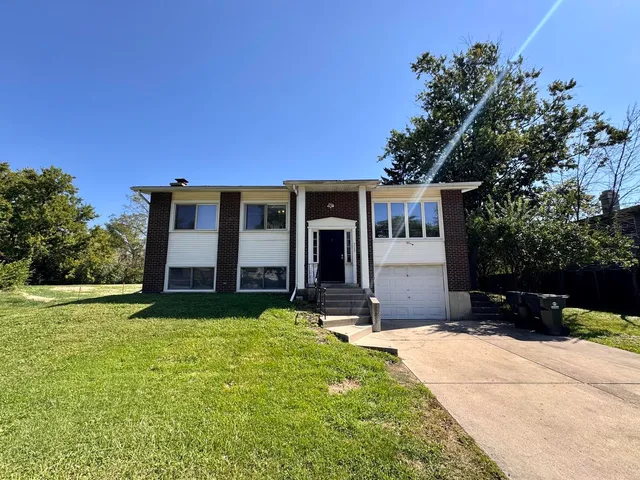 a view of a house with yard and tree s