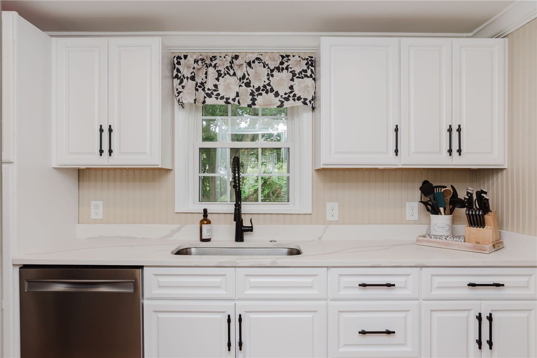 97 Pilgrim Drive Warwick, RI 02888 - Photo 6 of 44