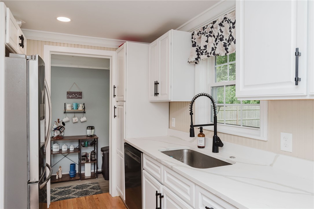 97 Pilgrim Drive Warwick, RI 02888 - Photo 8 of 44