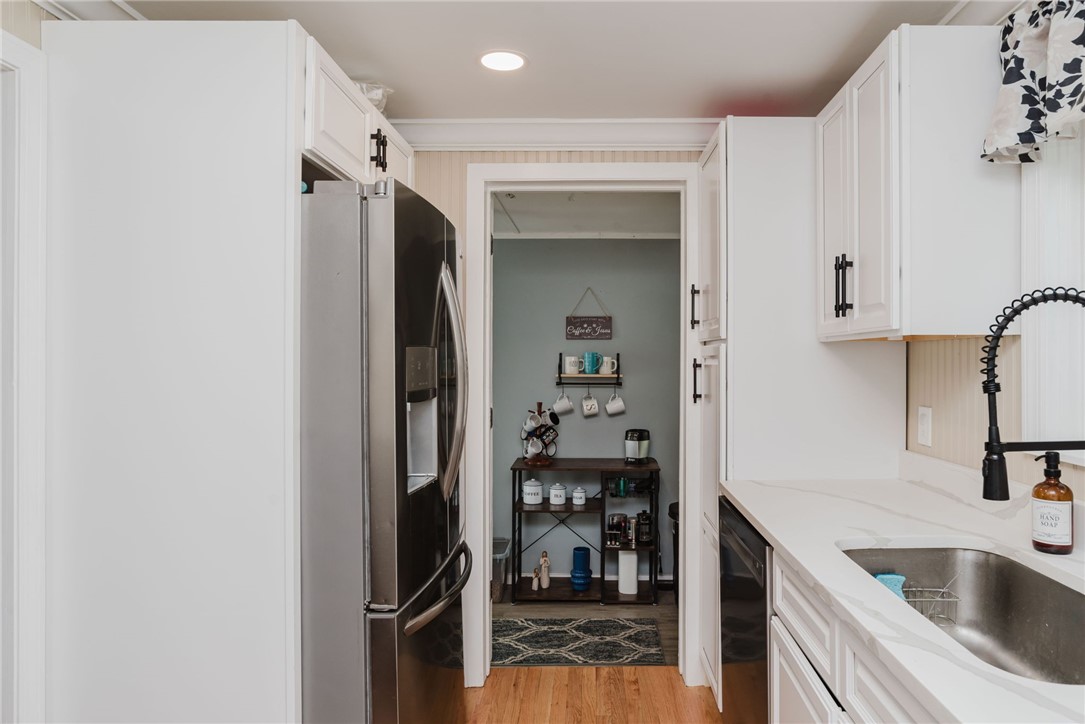 97 Pilgrim Drive Warwick, RI 02888 - Photo 9 of 44