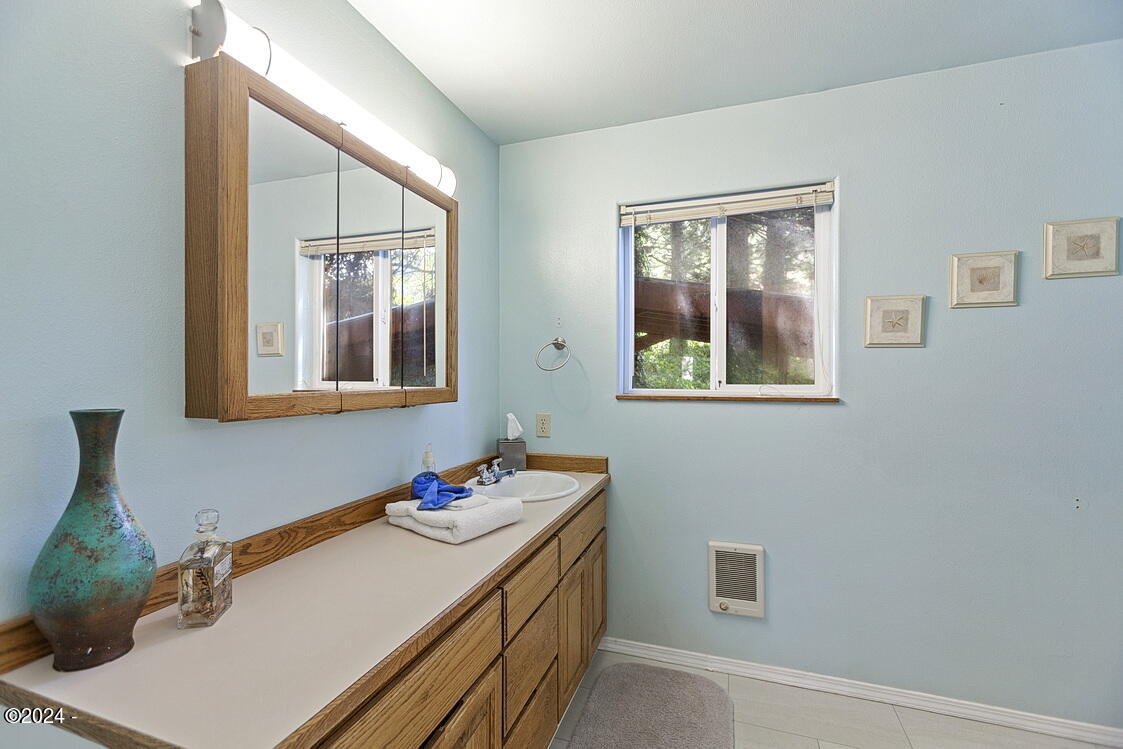 154 Shell Street Yachats, OR 97498 - Photo 10 of 57 Bathroom #1 off Bedroom #1