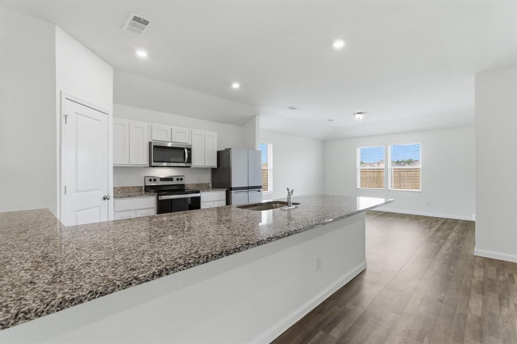 521 Jameson Springtown, TX 76082 - Photo 13 of 40