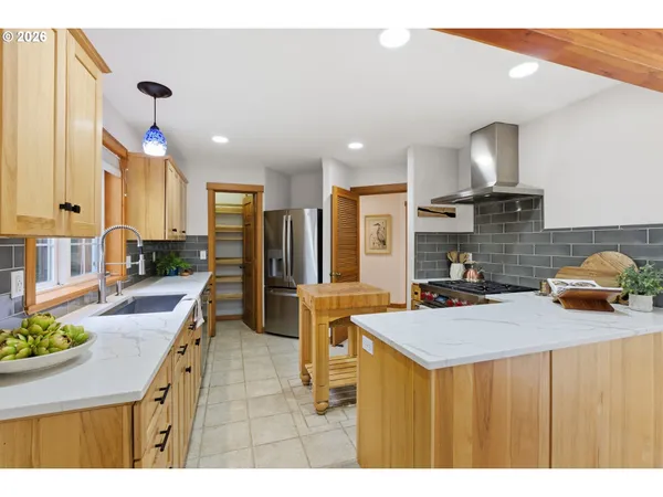 $1,095,000 | 696 North Hemlock Street, Cannon Beach, OR 97110