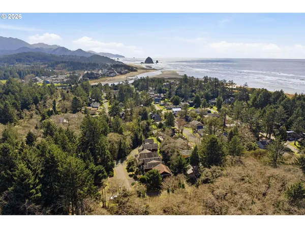 $1,095,000 | 696 North Hemlock Street, Cannon Beach, OR 97110