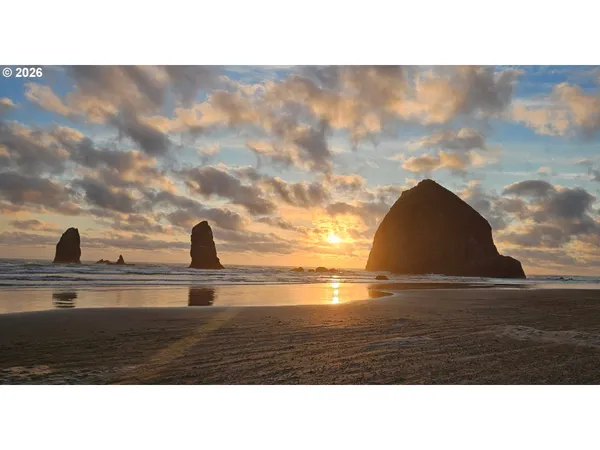 $1,095,000 | 696 North Hemlock Street, Cannon Beach, OR 97110