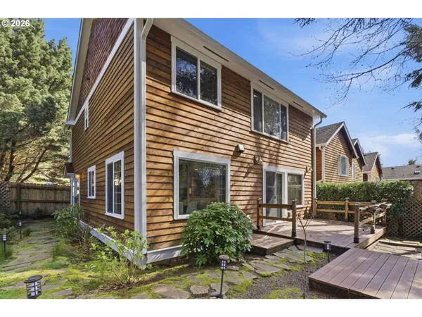 $1,095,000 | 696 North Hemlock Street, Cannon Beach, OR 97110