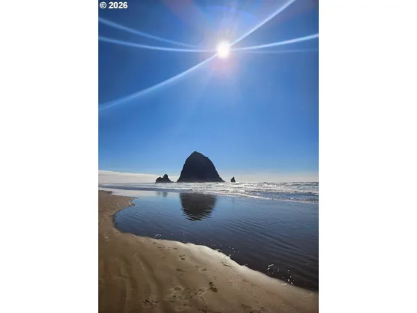 $1,095,000 | 696 North Hemlock Street, Cannon Beach, OR 97110