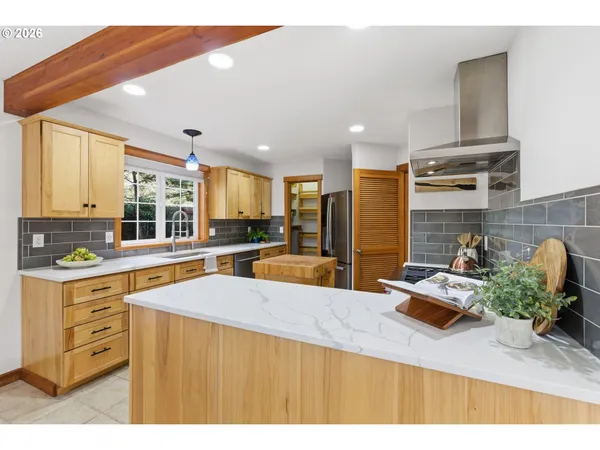$1,095,000 | 696 North Hemlock Street, Cannon Beach, OR 97110
