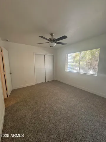 a view of empty room with a ceiling fan
