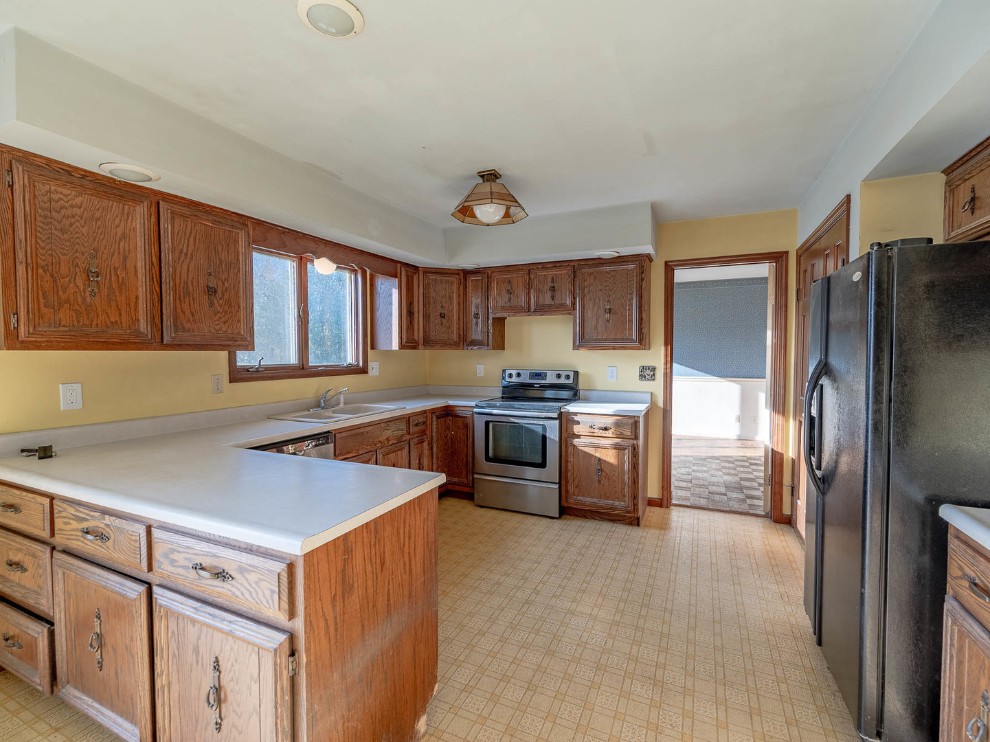 19 Cedar Gate Circle Sugar Grove, IL 60554 - Photo 5 of 17 a kitchen with refrigerator a stove a sink and a cabinets