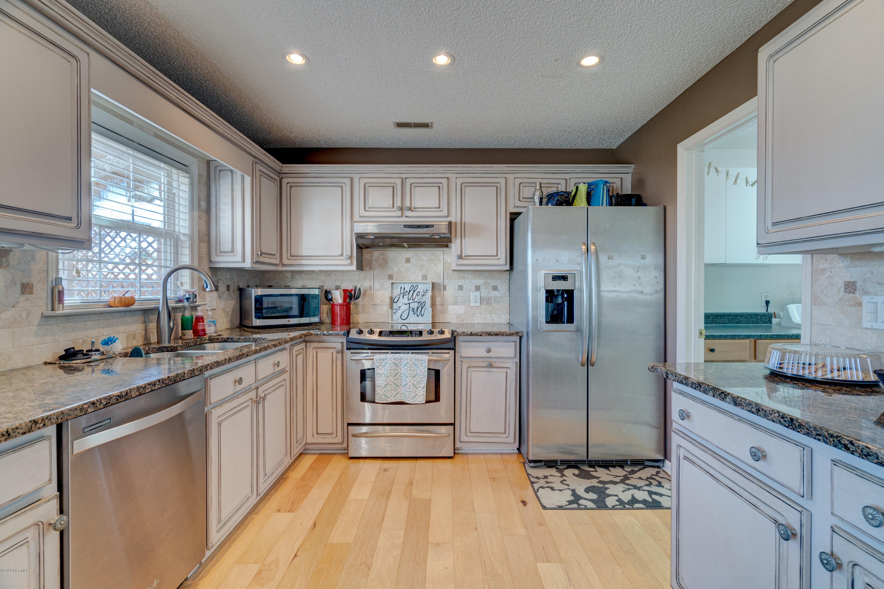 7118 Springer Road Wilmington, NC 28411 - Photo 13 of 39 Kitchen with lots of counter and storage space