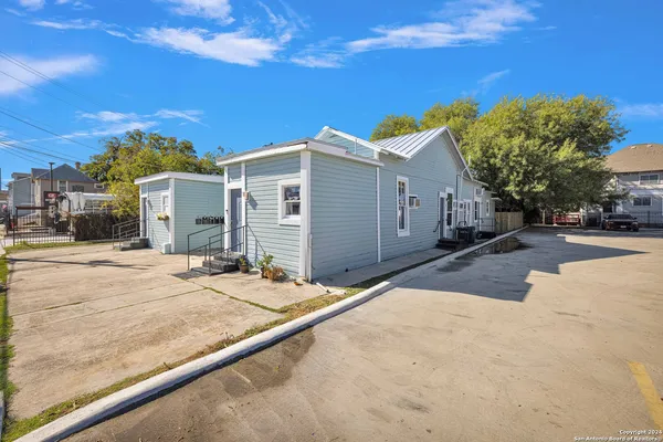 $695 | 121 Howard Street, Unit 3, San Antonio, TX 78212
